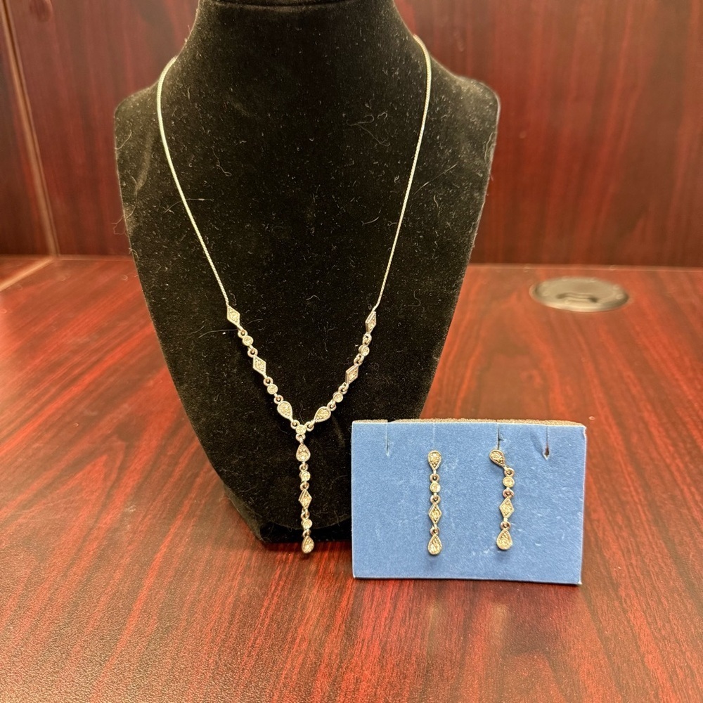 Avon silver Vintage “Y” Pendant Necklace & earrings with Intricate Detailing NIB